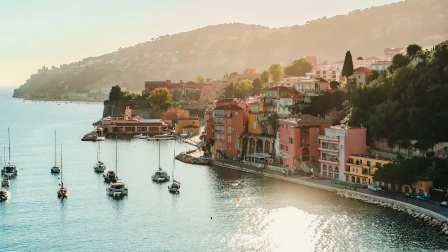 Barcos ancorados em uma baía do sul da França