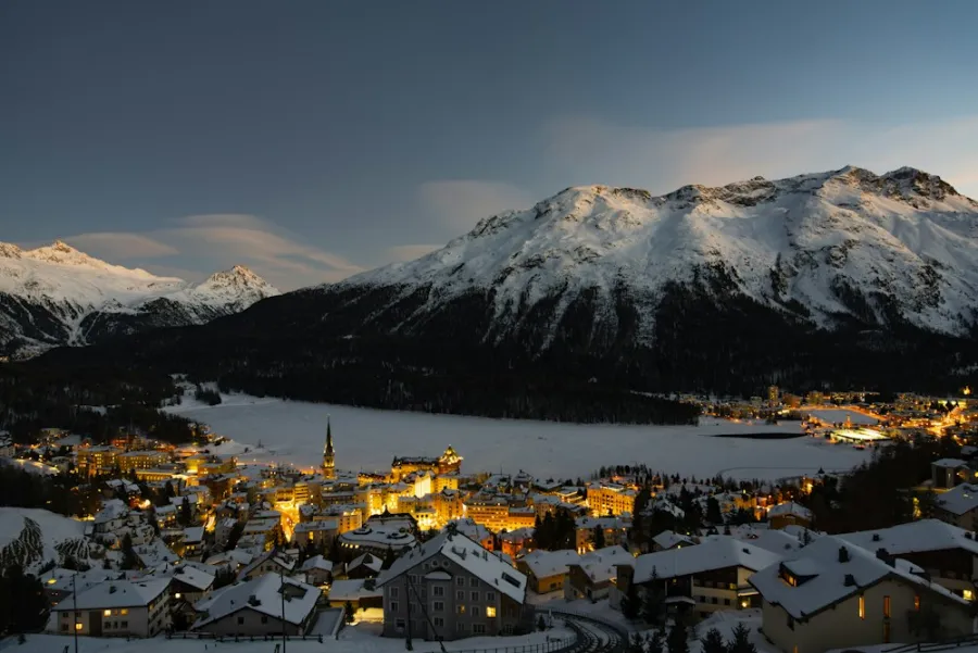 Casas junto a um campo de neve em St. Moritz